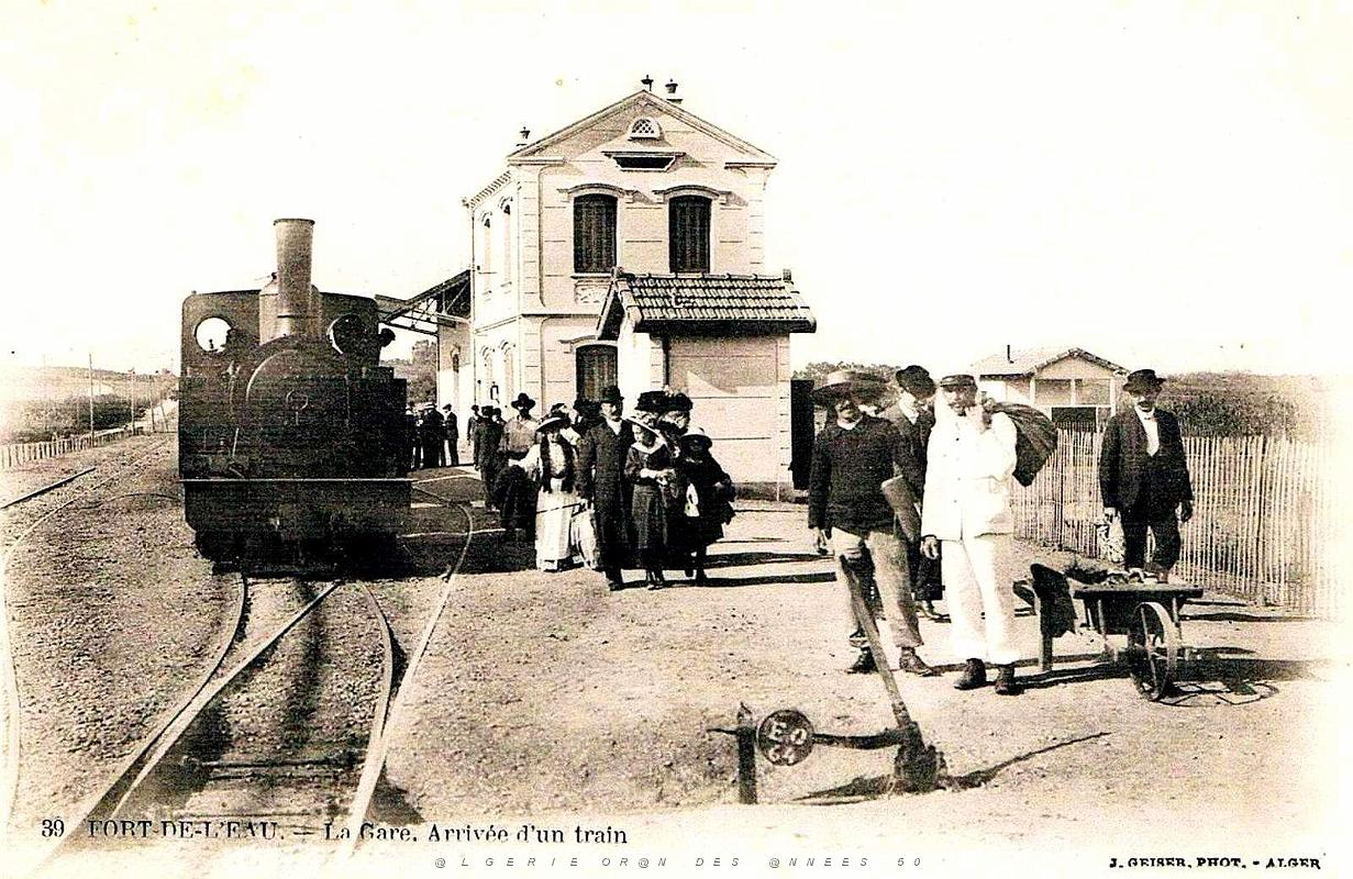 1614- Fort-de-l'eau - Arrivee d'un train.jpg